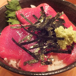 ととや - 「づけ丼」：舌にネットリと纏わりつくづけ！
      しかも、醤油っぽく無く、
      まろやかな漬け加減♪
      
      フワッフワの新潟産コシヒカリは
      軽いねばりと柔らかな甘み。
      