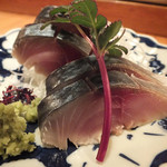 ととや - 「しめ鯖」：３時間だけシメたという、淡いしめ加減。鯖の旨味を引き出すこういうシメ方、粋ですね♪