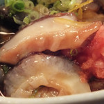 ととや - 「赤なまこ　ポン酢」（アップ）：５mm以上の厚みにカットされたなまこは、
      歯を押し返すような、コリッコリの弾力♪
      