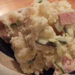 ととや - 「ポテトサラダ」：具はきゅうり・ハム・玉ねぎだけの潔さ！
      きゅうりと玉ねぎの清涼感が活きているので、
      日本酒にも合う、合う♪
      