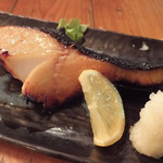 ととや - 「銀だらの醤油漬け」：柔らかな身を口に含めば、
      トローンと濃厚な脂の旨みを堪能！
      