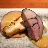 ダ ゴトウ - 森林鶏のモモ肉のロースト　森林鶏と鴨肉のササミのモザイク仕立て　聖護院カブのソース