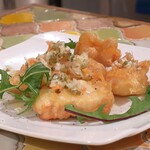 トリワイン ＰＩＫＯＳＨＨＨＵ - 新たまねぎとピクルスのソース 鶏のフリット