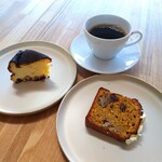 maru. +BEANS CAFE - ■ひよこ豆のキャロットケーキ
■maru.チーズケーキ
■ホットコーヒー