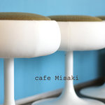 カフェ・ミサキ - お店の入り口にある椅子が可愛い。