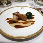 アピシウス - ブルターニュ産鶉と甲殻類のポーピエット　フォアグラ添え
