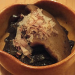 ととや - 「お通し」（昆布と椎茸の煮物）：昆布は肉厚で食感豊かで塩っぱくない！