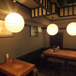 ととや - テーブル席（２名）×２、大テーブル（１２名）×１