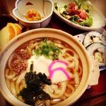 しゃらく - 鍋焼きうどんセット（巻きおにぎり・サラダ・小鉢・果物）￥８４０