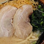 壱角家 - 壱角家 メトロ西葛西店 ネギラーメンにトッピングされる薄切りチャーシューとほうれん草