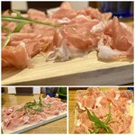 Trattoria L'astro - 24ヶ月熟成パルマ産生ハム シングル（60g）
            カッティングボード1面に薄ピンク色の生ハム♪
            極薄にスライスされた生ハムは指で摘むと脂が薄っすら溶け出します、融点が低いのでしょうね。
            香りが良いです。