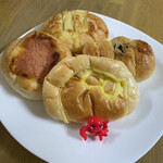 そらパンそらカフェ - 料理写真:庶民派のパン達に、タコ三郎も大喜び〜*\(^o^)/*