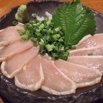 福の神 - 薩摩ちらん鶏の胸肉を使った”鶏わさ”です。 九州醤油でお召し上がり頂き、鮮度・旨み・歯ごたえと大変 ご好評いただいております。