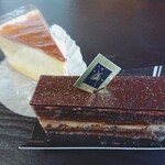 西洋菓子 くわの実 - 牧場チーズケーキ・オペラ (各399円)