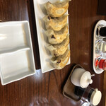 中華料理房 すずなり - 焼餃子と豆板醤(右の白い入れ物)と黒酢