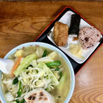 Chi Go Ya - 餅入りタンメンにショーケースから赤飯おにぎり,干瓢巻き,いなり寿司を追加で注文