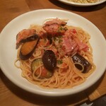 Orient Spaghetti - 唐辛子トマトソースにベーコンとナスのトッピング