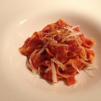フィオッキ - タリアテッレ　パルミジャーノチーズ風味のトマトソース