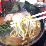 豚骨醤油ラーメン 王道家 柏店 - 麺リフトアップ