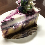 モン・シェリー 松下 - ブルーベリーチーズケーキ440円、ベークドチーズケーキとレアチーズケーキが1度に楽しめる欲張りなケーキ(*^^*)