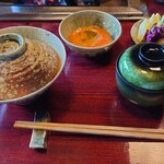 松阪 海津 - ご飯、お味噌汁、香の物、溶き卵が提供された