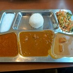 JEWEL OF INDIA - Cセット880円＋税　右、ミックスベジタブル　真ん中、本日のスペシャルカレー(フィッシュカレー)　左、キーマ