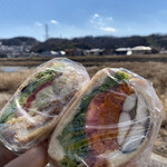 SEA FOOD MARKET - 浅川の土手にて。右側が『特濃鯖FATマーマレードBOY』、左側が『蟹味噌コロちゃん〜浅利のタルタル〜』。