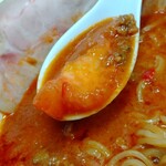 麺屋 にぼすけ - トマトを掬うと