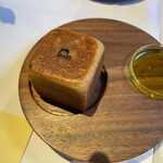 PRIMO - キューブ型のパン　Pの焼印がオシャレ。オリーブオイルも美味しい。