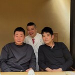 富小路 やま岸 - 山岸隆博大将と須賀洋介シェフ、石井吉智大将のありがたすぎるスリーショット