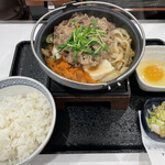 Yoshinoya - 牛すき鍋膳712円。