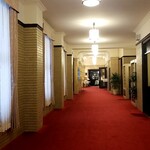 レストラン ラタン - 赤絨毯の廊下（学士会館レビューのおやくそく）