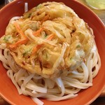 OK - 稲庭うどんの上に載せた国産野菜かき揚げ