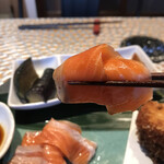 Uchiwarabe - 特上銀鮭定食１８００円。銀鮭刺身。寄生虫がつかない養殖方法で育てた銀鮭だそうです。脂のりと旨味のバランスが良かったです