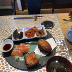 ウチワラベ - 特上銀鮭定食１８００円。お刺身、鮭クリームコロッケ、焼き鮭など。他にご飯とイクラが付きます。どの品も鮭の美味しさを引き出した料理です。