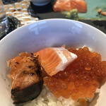 Uchiwarabe - 特上銀鮭定食１８００円。自己流親子丼（笑）。料理人の義務とか、感染防止とか気にしなければ良いお店だと思います。