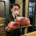 アカ - 笑顔が素敵なスタッフさんと産地の違うお肉たち