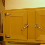 寿しの吉乃 - 温度管理が安定する氷式冷蔵庫と左下は南部鉄釜でお湯を沸かしています