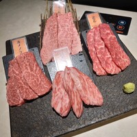 牛の達人　Private 西新宿店 - 希少部位盛り合わせ(上からトモ三角、芯芯、肩芯、カメノコ)