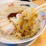 Hinode Seimen - 中太ちぢれ麺がスープに絡みつく