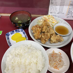 ラーメン餃子 とん吉 - 唐揚げ定食　珍しいお酢で食べる唐揚げ
            お酢で食べるのクセになりそうなおいしさ