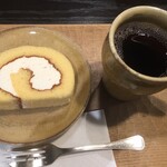 サケショップ フクミツヤ - 甘酒ロールケーキと黒焙煎茶セット