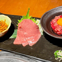 蕃 YORONIKU - 右からパンユッケ、刺身、センマイ