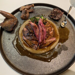 メイ - スコットランド産山ウズラ（ペルドローグリ）のロティ、レンズ豆のピューレ、芽キャベツ