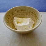 Echigoya - 黒胡麻入り豆腐は少し塩味があるのでオリーブオイルを掛けてもおいしい
