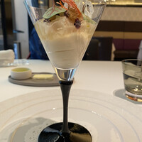 メイ - 新玉ねぎのムース、足赤海老、甘エビ、川俣シャモのコンソメジュレ