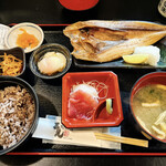 三是 - 焼き魚定食(ほっけの開き、十五穀米少なめ)_¥850