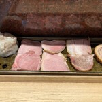 中華蕎麦 とみ田 - 右から順にバラ、肩ロースとランプ、外モモとシキンボウ、肩ロースと内モモ、焼売