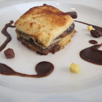 猪と香味野菜のラザニア、赤ワインとカカオのソース、レーズンをアクセントに2