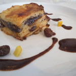 猪と香味野菜のラザニア、赤ワインとカカオのソース、レーズンをアクセントに3